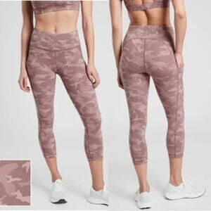 Athleta Ultimate Stash Pocket Textured Camo Capri Leggings